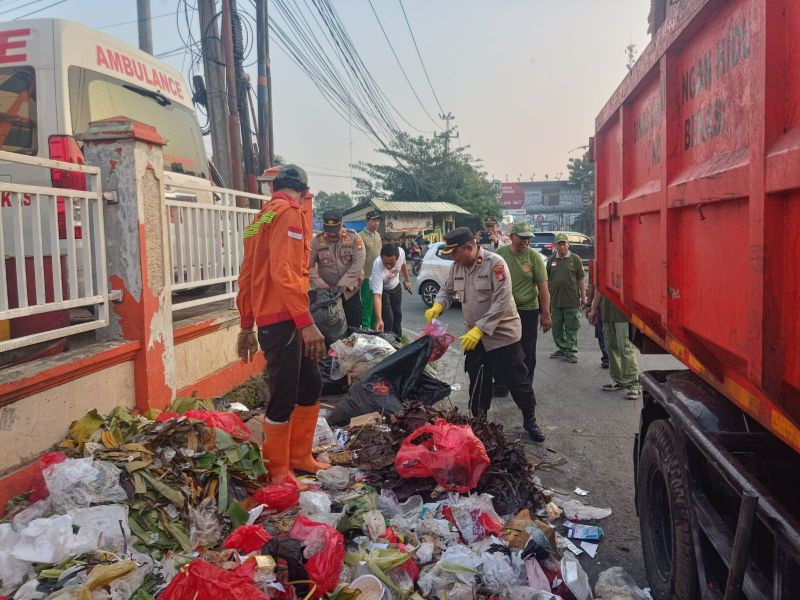 Polsek Peduli Sampah Bareng UPTD LH Pondok Gede Lakukan Pungut Sampah