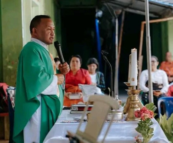 Imam Katolik di Keuskupan Ruteng Ini Rayakan Ekaristi Bersama Para Pedagang di Tengah Lokasi Pusat Perbelanjaan