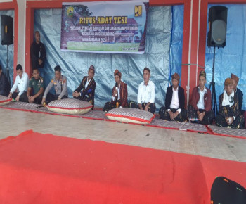 Molaskan Kota Ruteng, Jajaran Pemda Manggarai Gelar Ritus Tesi di Lapangan Motang Rua