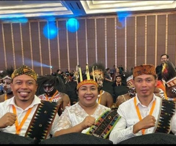 Kenakan Pakaian Adat, Tiga Anggota Bawaslu Kabupaten Manggarai Dilantik