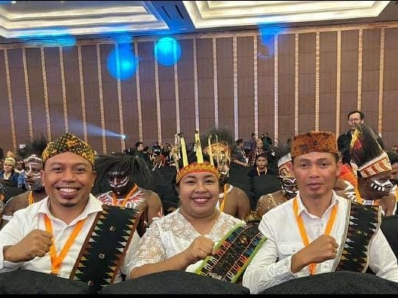 Kenakan Pakaian Adat, Tiga Anggota Bawaslu Kabupaten Manggarai Dilantik