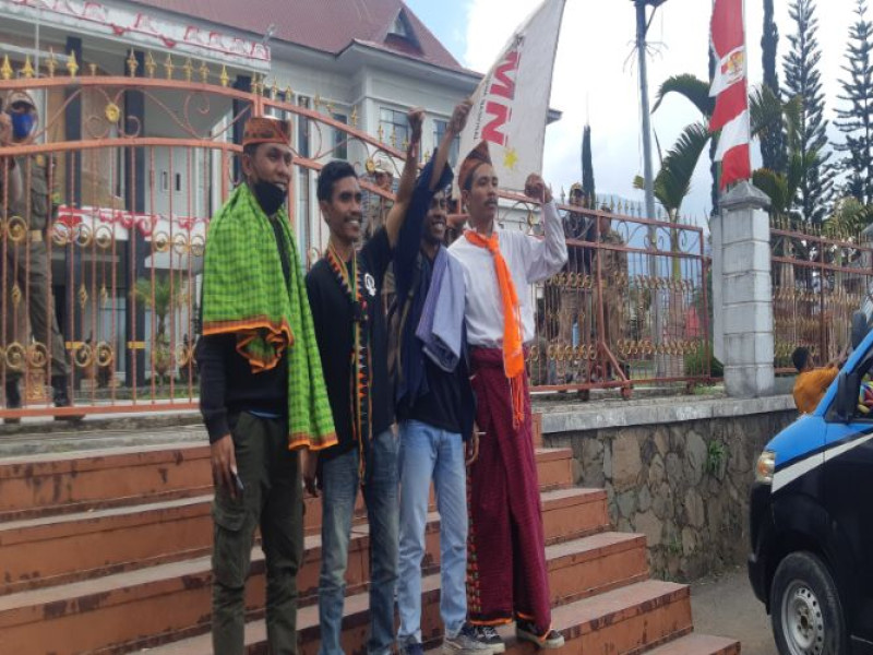 Bendera FMN Berkibar di Ruteng, Menyusup di Antara Massa Aksi Masyarakat Adat Poco Leok