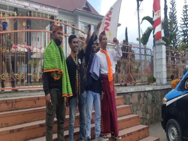 Bendera FMN Berkibar di Ruteng, Menyusup di Antara Massa Aksi Masyarakat Adat Poco Leok