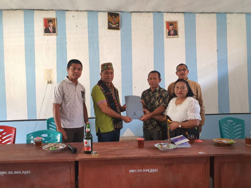 Caleg Gerindra Serahkan PIP Aspirasi Partai Gerinda ke SMK Bina Kusuma dan Sadar Wisata Ruteng