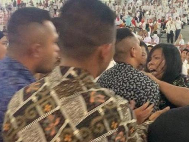 Presiden Jokowi Dilempar Sandal dan Air Mineral di Kota Anak Mantu