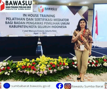 Komisioner Bawaslu Sumba Barat Raih Penghargaan Mediator Terbaik