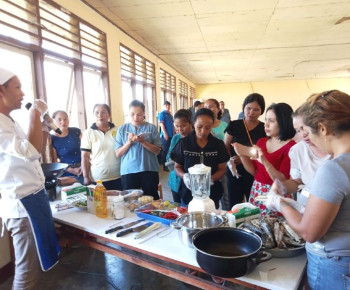 Beri Pelatihan Pembuatan Abon Ikan di Desa Binaan, Bank NTT Cabang Ruteng Hadirkan Chef Profesional