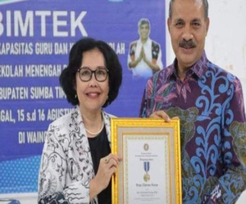 Bupati Sumba Timur Terima Penghargaan Praja Dharma Acarya
