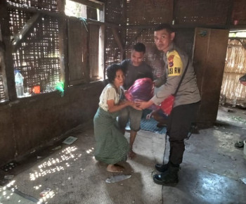 Polisi RW di Manggarai Timur Serahkan Bantuan untuk Warga