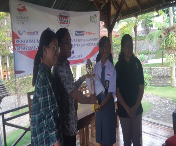 Gisela Quintavalle Siswi SMA St Klaus Raih Juara Pertama Lomba Menulis Opini PT Media Group Swara Net