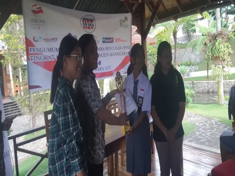 Gisela Quintavalle Siswi SMA St Klaus Raih Juara Pertama Lomba Menulis Opini PT Media Group Swara Net