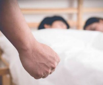 Kepergok Begituan, Kades Waiula di Flores Lari Telanjang di Jalanan Umum