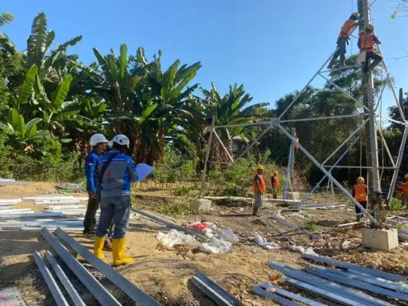 Pemasangan Struktur Baja Tower, SUTT Milik PLN Disiapkan Perkuat Sistem Labuan Bajo