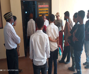 Belasan Warga Poco Leok Tiba di Polres Manggarai, Heni Harun Diperiksa Pertama