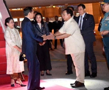 Tiba di Tanah Air Usai Kunjungan ke Arab Saudi, Jokowi Disambut Prabowo