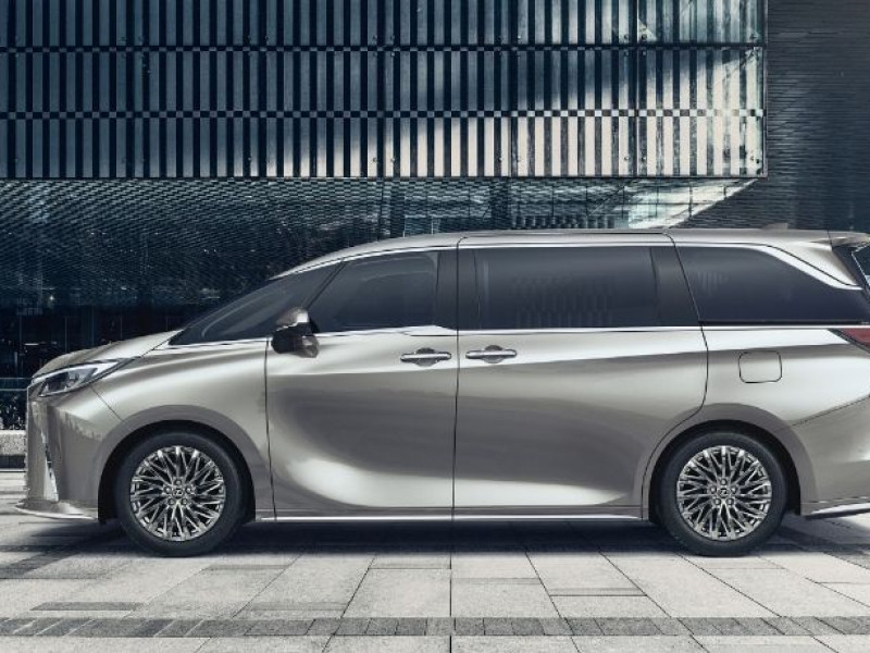 Meluncur Bersamaan di GIIAS 2023, Toyota Klaim Lexus LM dan Alphard Tak Saling Ganggu