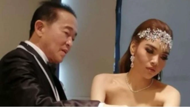 Istri muda ayah Mirna