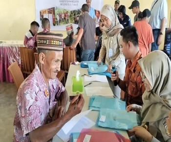 Menuju Tahap Konstruksi, PLN Serahkan Uang Ganti Untung kepada Pemilik Lahan Proyek PLTP Ulumbu 5-6 di Poco Leok