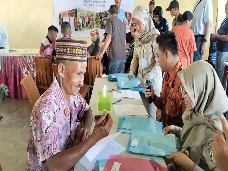 Menuju Tahap Konstruksi, PLN Serahkan Uang Ganti Untung kepada Pemilik Lahan Proyek PLTP Ulumbu 5-6 di Poco Leok