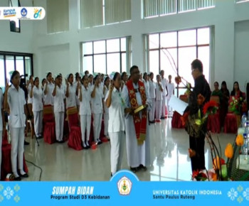 Jelang Wisuda, 81 Lulusan Prodi Kebidanan Unika Ruteng Ikrarkan Sumpah Bidan