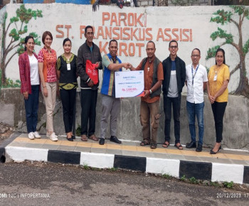 Safari Kanal Bank NTT Ruteng Salurkan Bantuan Tunai dan Bibit Hortikultura ke Paroki Karot