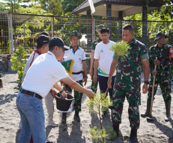 Kolaborasi PLN UIP Nusra, Kodim 1606/ Mataram dan Kelurahan Ampenan Selatan Gelar Penanaman Pohon dan Bersih Pantai