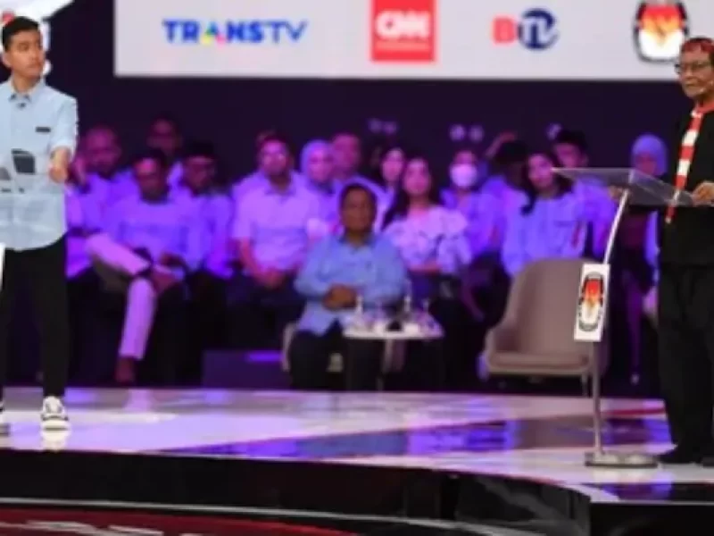 Mahfud Terpaksa Ganti Baju Usai Gibran Tanyakan Soal Carbon Capture and Storage