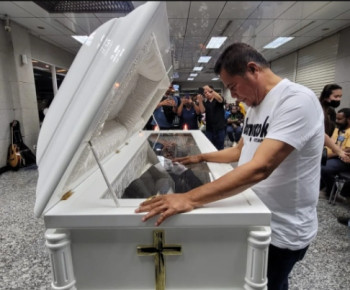 Lukas Enembe akan Disemayamkan di Gereja GIDI, Ini Jadwal Ibadah dan Kedatangan Rombongan di Jayapura