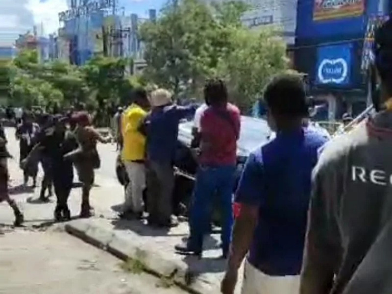 Iringi Jenazah Lukas Enembe ke Rumah Pribadi, Ribuan Massa juga Bakar Mobil di Pinggir Jalan