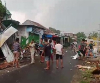 Meski Tak Ber- KTP, Angin Kencang Robohkan 4 Bangunan dan Rusak 9 Rumah di Porong Sidoarjo