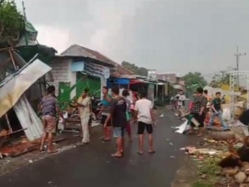 Meski Tak Ber- KTP, Angin Kencang Robohkan 4 Bangunan dan Rusak 9 Rumah di Porong Sidoarjo