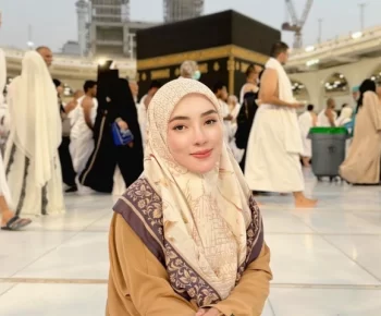 Shella Saukia Ramai Dihujat Usai Kedapatan Mengendarai Koper Listrik di Mekkah