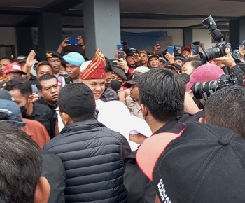 Aksi Dorong Antara Massa Berebutan Salaman hingga Ganjar Dihadang Biarawati SSpS di Ruteng