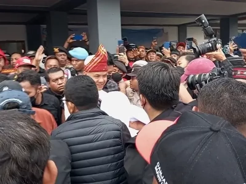 Aksi Dorong Antara Massa Berebutan Salaman hingga Ganjar Dihadang Biarawati SSpS di Ruteng