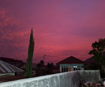 Usai Puting Beliung Hancurkan Belasan Rumah, Langit Manggarai Mendadak berwarna Pink