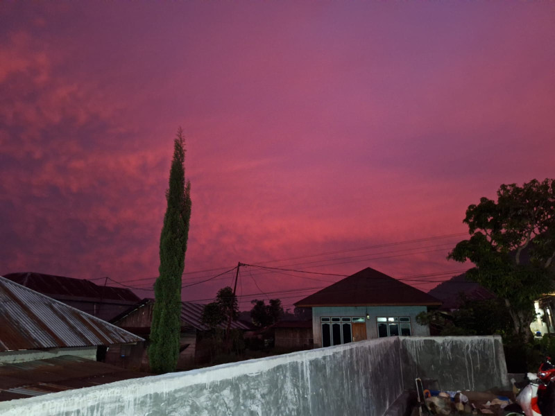 Usai Puting Beliung Hancurkan Belasan Rumah, Langit Manggarai Mendadak berwarna Pink