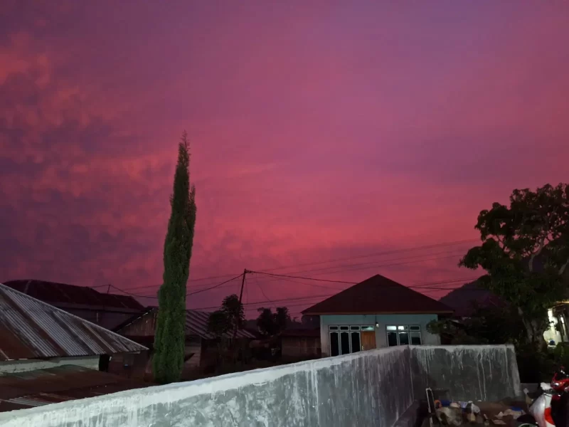 Usai Puting Beliung Hancurkan Belasan Rumah, Langit Manggarai Mendadak berwarna Pink