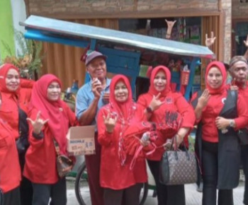 DPC PDI-P Sungai Penuh Laksanakan Kampanye Door to Door di Pasar Tradisional