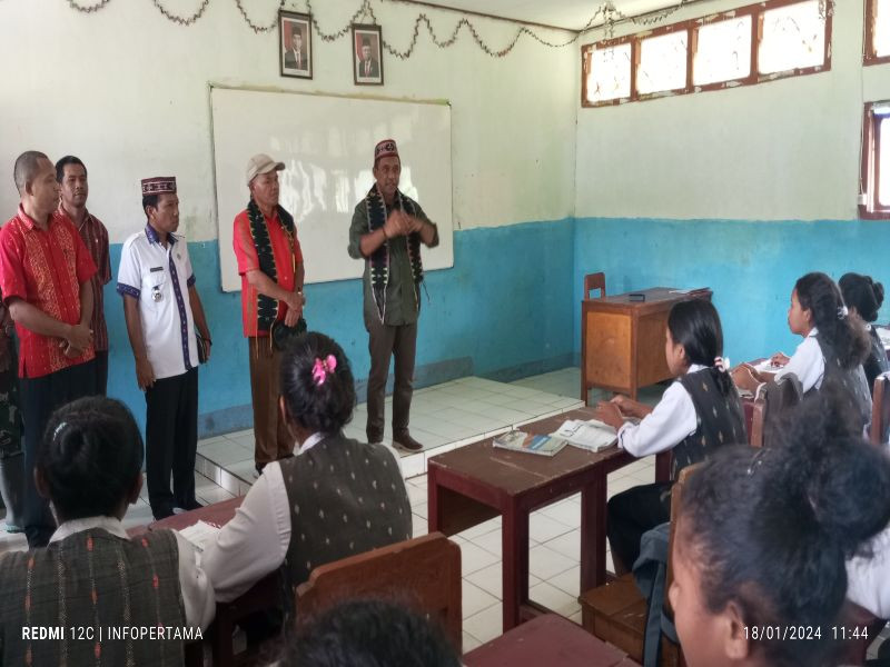 Sambangi SMP Negeri 2 Reok, Bupati Nabit Ajak Siswa/i Biasakan Berbahasa Indonesia
