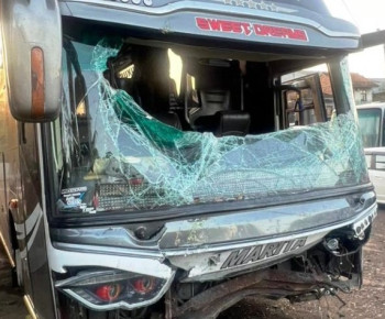 3 Remaja Iseng Lempar Bus Pariwisata dengan Batu hingga Kecelakaan