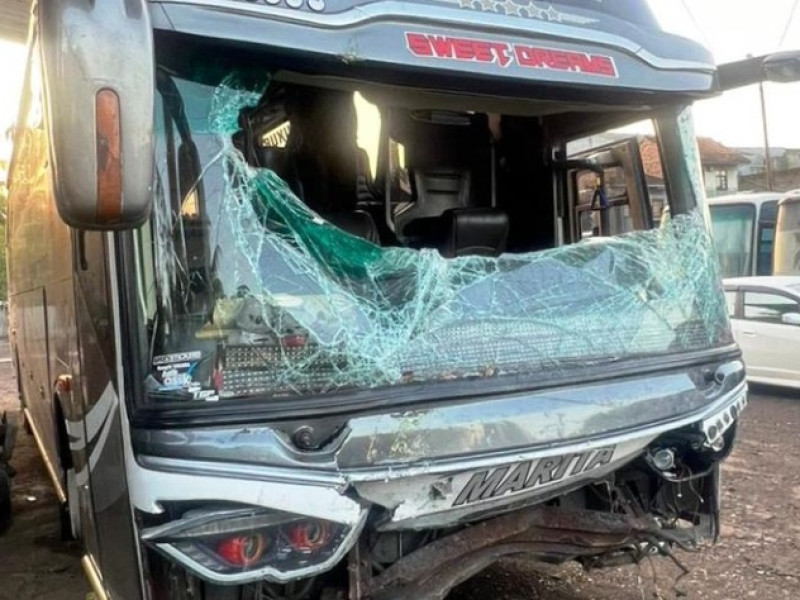 3 Remaja Iseng Lempar Bus Pariwisata dengan Batu hingga Kecelakaan