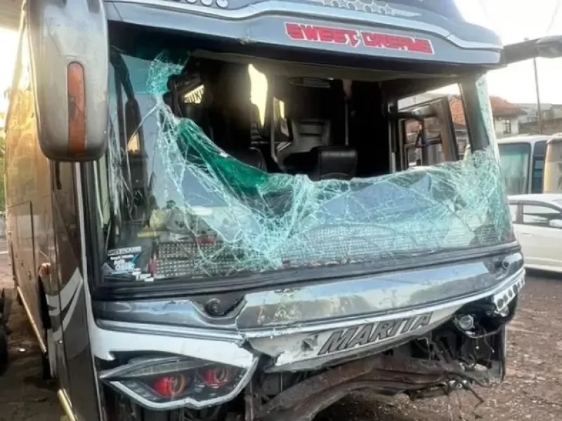 3 Remaja Iseng Lempar Bus Pariwisata dengan Batu hingga Kecelakaan