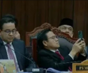 Cak Imin Asik Main HP, Dapat Teguran Keras Ketua MK di Sidang Sengketa Pilpres