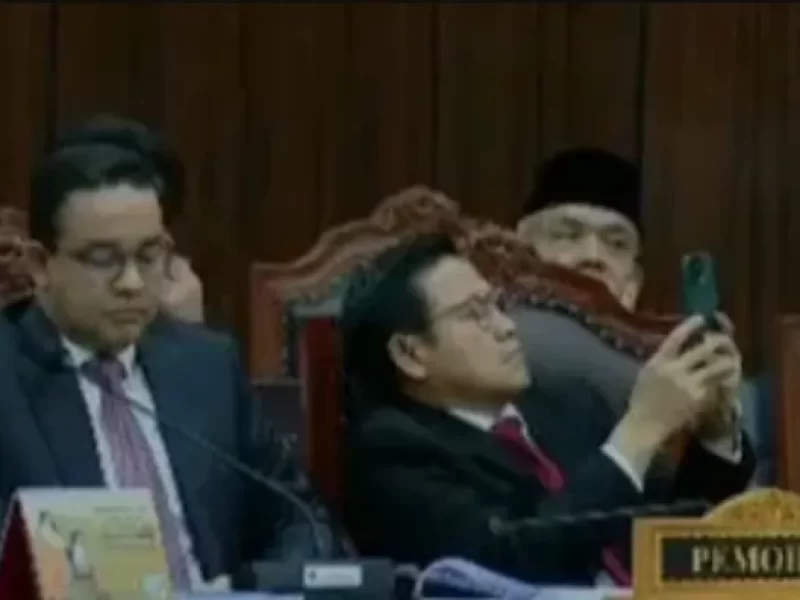 Cak Imin Asik Main HP, Dapat Teguran Keras Ketua MK di Sidang Sengketa Pilpres