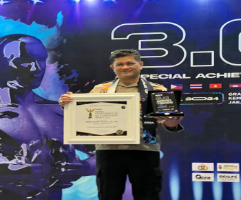 Kapolres Manggarai AKBP Edwin Saleh Terima Penghargaan Inspiring Profesional dan Leadership AWARD 2024 Asean Choice