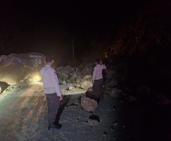 Diguyur Hujan Sejak Rabu, Jalur Ruteng Reo Tertutup Material Longsor