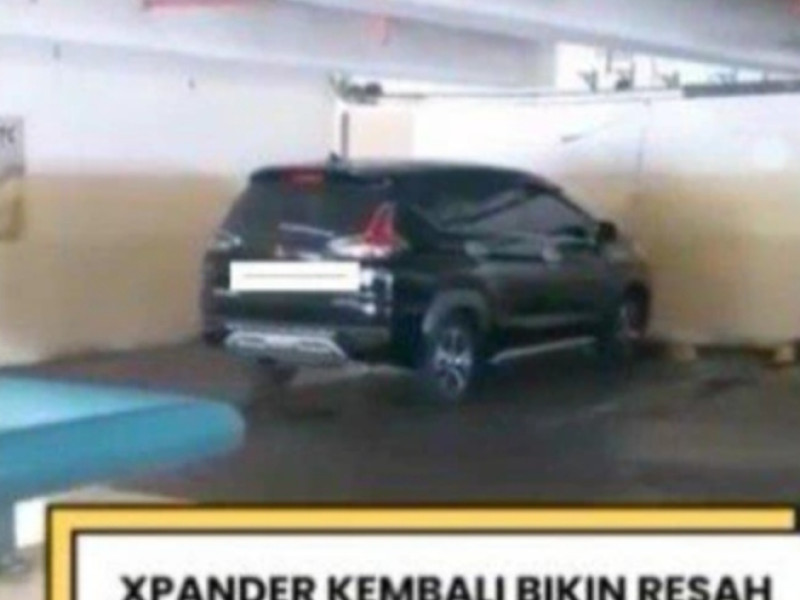 Mobil Xpander Plat H Bergoyang di Parkiran Basement Siang Hari