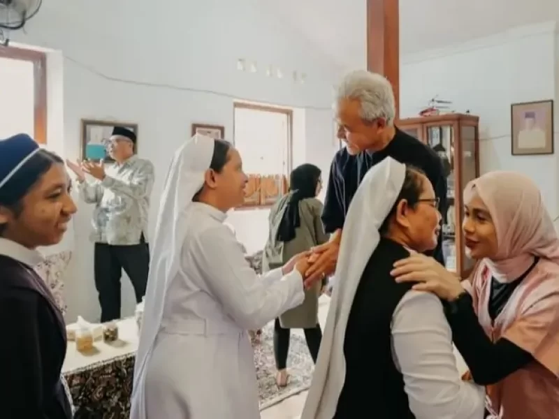 Biarawan Katolik Turut Hadiri Open House Ganjar Pranowo di Kutoarjo