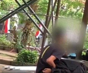 Viral, Sepasang Remaja Bikin Geger Tulungagung, Peragakan Adegan Makan Burung di Alun-Alun