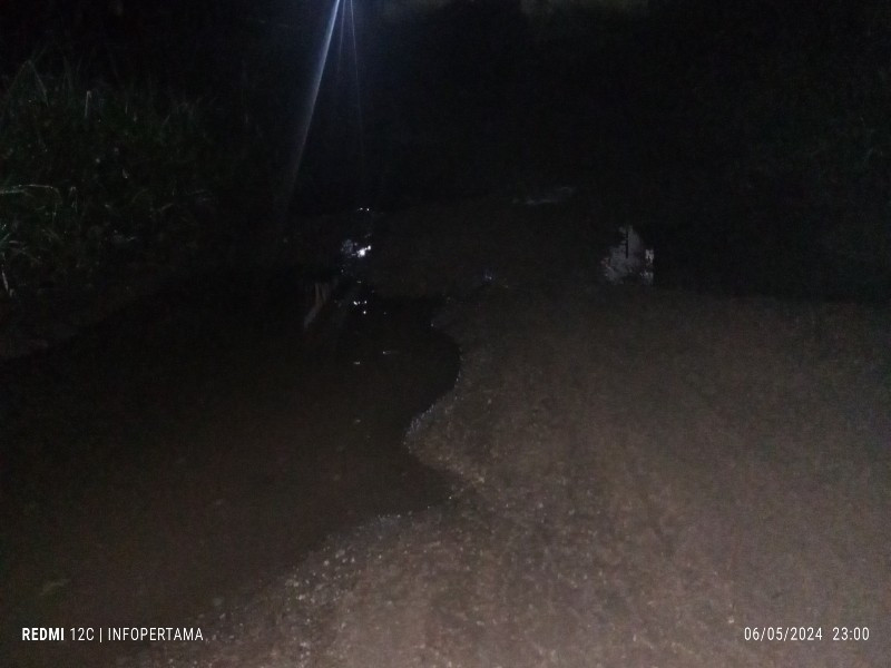 Akses Masuk ke PKM Wae Pitak Kuwus Barat Rusak Parah, Mirip Kali